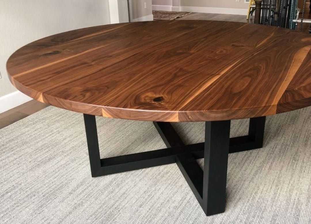 Table Ovale en Bois sur Mesure – Élégance et Artisanat à Votre Portée